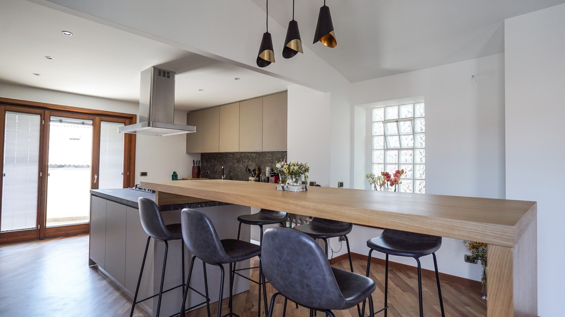 Cucina con piano snack alto