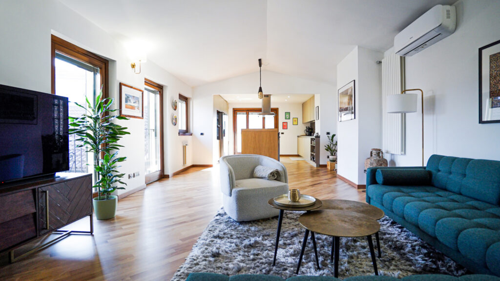 Open space con arredi moderni